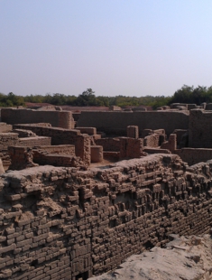 City_walls_Moenjodaro.jpg